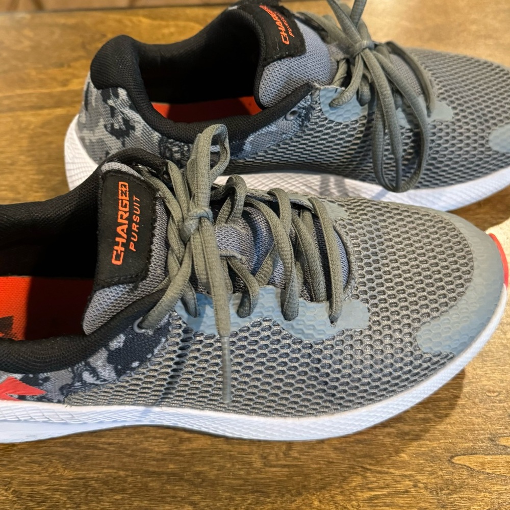 Under Armour Shoes size 6Y